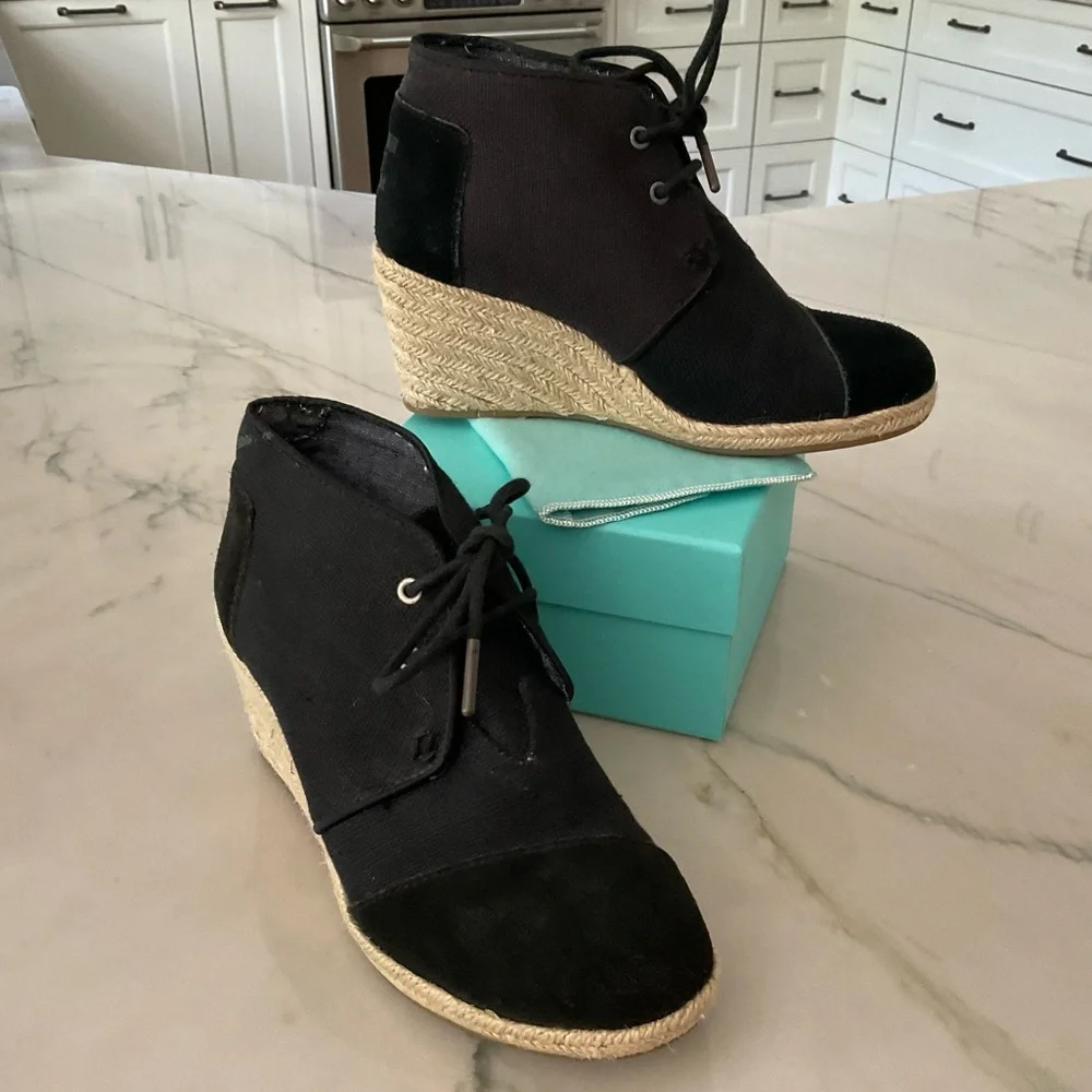 Toms Women’s Desert Wedge Black Burlap Suade Boot Sz. 5.5